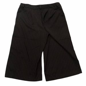 Briggs New York Black Capris size 12 pin stripe with blue
